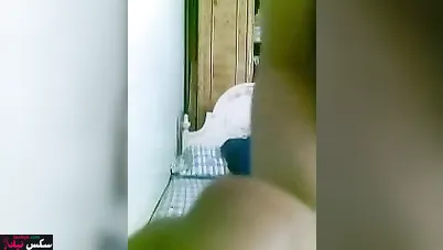 متناكة مصرية فاتحه رجليها وفاشخه كسها لعب وبتجيبهم