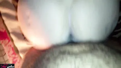 بينيك في طيزها الكبيرة خلفي والمتناكة تصرخ وتقوله براحه