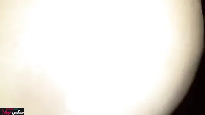 بينيك في طيزها الكبيرة خلفي والمتناكة تصرخ وتقوله براحه