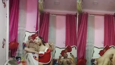 متناكة فلاحة بتتصور وهي بتتناك من جارها على السرير