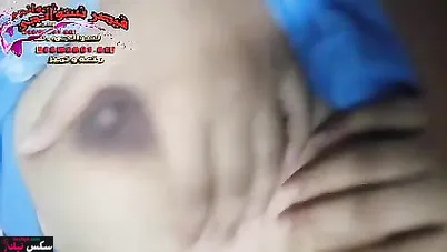 فلاحة مصرية نازله في بزازها تقفيش وهي بتتناك من الزبون