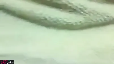 شرموطة مصرية بتعرض جسمها قبل نيكها بكل الاوضاع