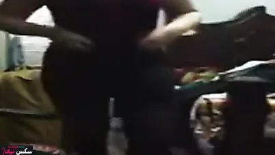شرموطة مصرية بتعرض جسمها قبل نيكها بكل الاوضاع