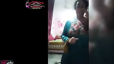 مدرسة مصرية بتقلع هدومها وتعرض في جسمها وبزازها الملبن