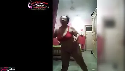 مدرسة مصرية بتقلع هدومها وتعرض في جسمها وبزازها الملبن