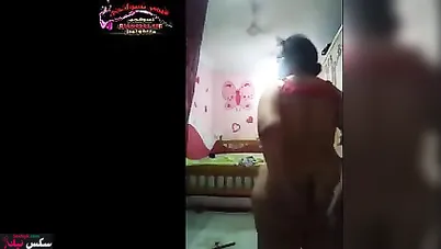 مدرسة مصرية بتقلع هدومها وتعرض في جسمها وبزازها الملبن