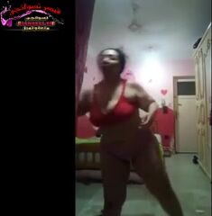 مدرسة مصرية بتقلع هدومها وتعرض في جسمها وبزازها الملبن