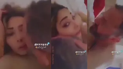 الشرموطة بتتصور وعشيقها راكب فوقها وفاشخها على السرير