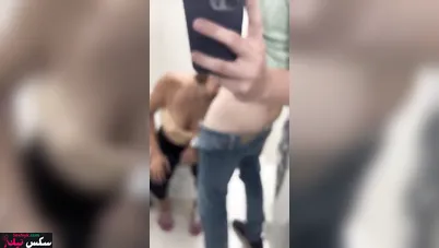 زانق حبيبته في الحمام وبيحط زبه كامل في طيزها