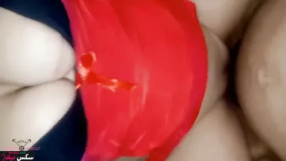 حبيبها بيحط زبه كامل في كسها المولع وهي تصرخ