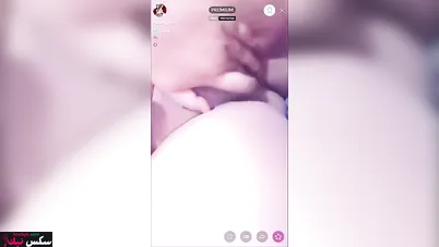 البت هاجت ونازله فرك في كسها وتقفش بزازها الكبيرة