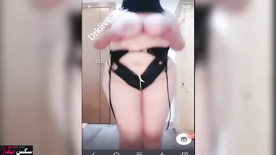 خليجية منقبة ماسكه بزازها وبتقفشهم وتعرض طيزها