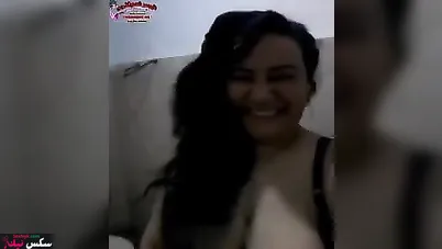 فلاحة مربربة بتصور لعشيقها النودز وجوزها نايم