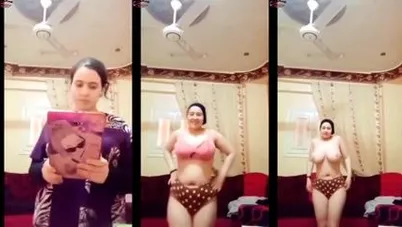 مزة مصرية واقفه تعرض جسمها لحبيبها المسافر