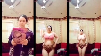 مزة مصرية واقفه تعرض جسمها لحبيبها المسافر