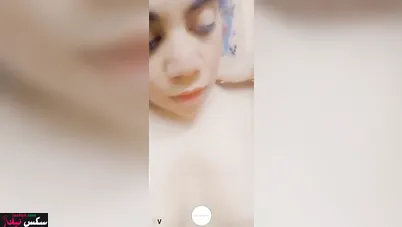 قالعه الهدوم كاملة وبتعرض في جسمها وتكلم حبيبها