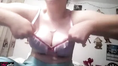 مزة مصرية هاجت وقلعت هدومها وبتصور بزازها لحبيبها