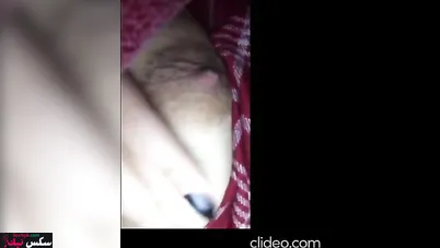 ممحونة بتتصور لحبيبها وبتمسك بزازها وتقفشهم في الفيديو