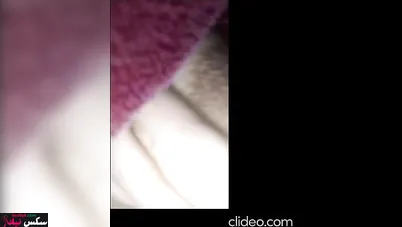 ممحونة بتتصور لحبيبها وبتمسك بزازها وتقفشهم في الفيديو