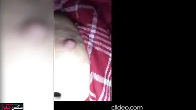 ممحونة بتتصور لحبيبها وبتمسك بزازها وتقفشهم في الفيديو