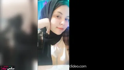 ممحونة بتتصور لحبيبها وبتمسك بزازها وتقفشهم في الفيديو