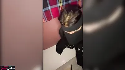 فاجرة منقبة فاتحه لايف ونازله فرك في كسها وبزازها كبيرة