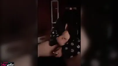 فاجرة منقبة فاتحه لايف ونازله فرك في كسها وبزازها كبيرة