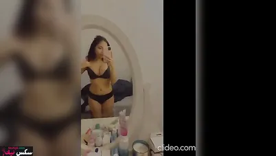 ممحونة مصرية واقفه تصور في جسمها لحبيبها وتدلع