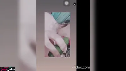 بتصور لحبيبها وهي بتنيك كسها بالخيارة وتعرض جسمها