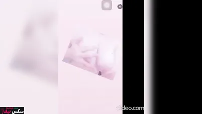 بتصور لحبيبها وهي بتنيك كسها بالخيارة وتعرض جسمها