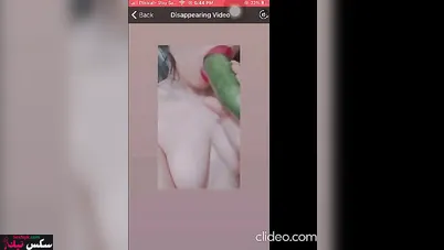 بتصور لحبيبها وهي بتنيك كسها بالخيارة وتعرض جسمها