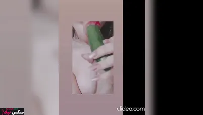 بتصور لحبيبها وهي بتنيك كسها بالخيارة وتعرض جسمها