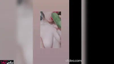 بتصور لحبيبها وهي بتنيك كسها بالخيارة وتعرض جسمها