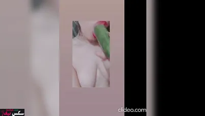 بتصور لحبيبها وهي بتنيك كسها بالخيارة وتعرض جسمها