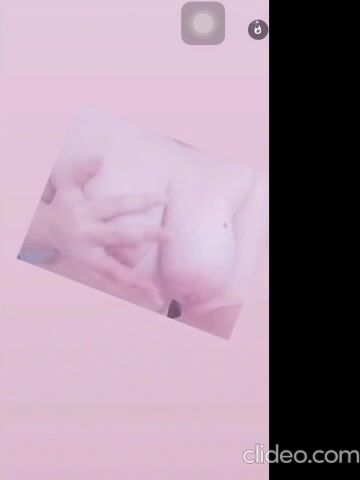 بتصور لحبيبها وهي بتنيك كسها بالخيارة وتعرض جسمها