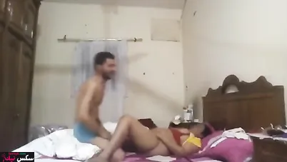 الواد خدها على سريره ومش راحم كسها وطيزها بكل عنف