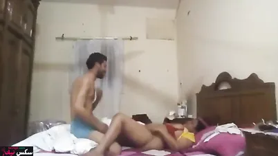 الواد خدها على سريره ومش راحم كسها وطيزها بكل عنف