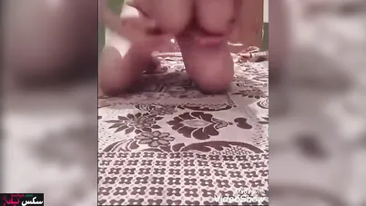 مزة قاعده تلعب في كسها وتفشخ بزازها تقفيش في النودز