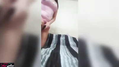 مربربة بتعرض طيزها الكبيرة وكسها المولع على السرير