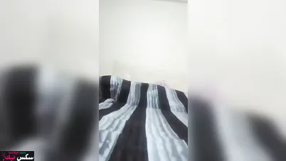 مربربة بتعرض طيزها الكبيرة وكسها المولع على السرير