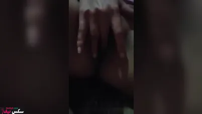 البت بتعلب في كسها وهي مولعه على الاخر ونفسها تتناك