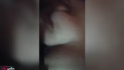 البت بتعلب في كسها وهي مولعه على الاخر ونفسها تتناك