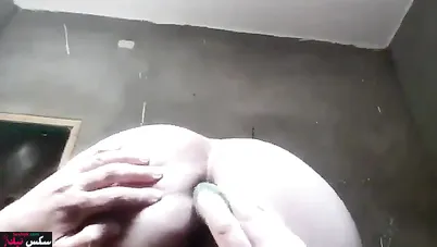 فلاحة مربربة نازله فشخ في طيزها الكبيرة بالخيارة