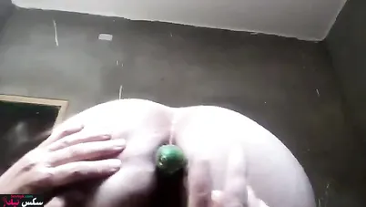 فلاحة مربربة نازله فشخ في طيزها الكبيرة بالخيارة