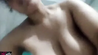 فلاحة مصرية بتتصور وهي قالعه لحبيبها وبزازها جامدة