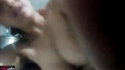 فلاحة مصرية بتتصور وهي قالعه لحبيبها وبزازها جامدة