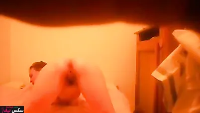 متناكة مصرية بتدلع لعشيقها قبل نيكها على السرير