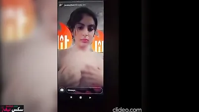 لبوة مصرية بتعرض جسمها لحبيبها في مكالمة فيديو