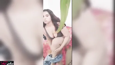مزة مصرية ملبن بتقلع الهدوم وتعرض في جسمها كامل لحبيبها