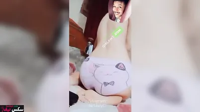 بنوتة مصرية اخوها بيركبها زبه على السرير وبيصورها